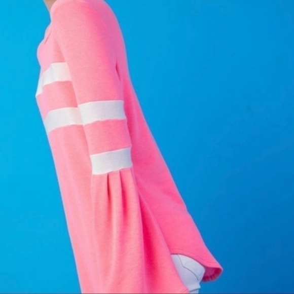 12 PM by Mon Ami Neon Pink Beach Sweater with Flare pleated sleeves Size S/M - Picture 2 of 7